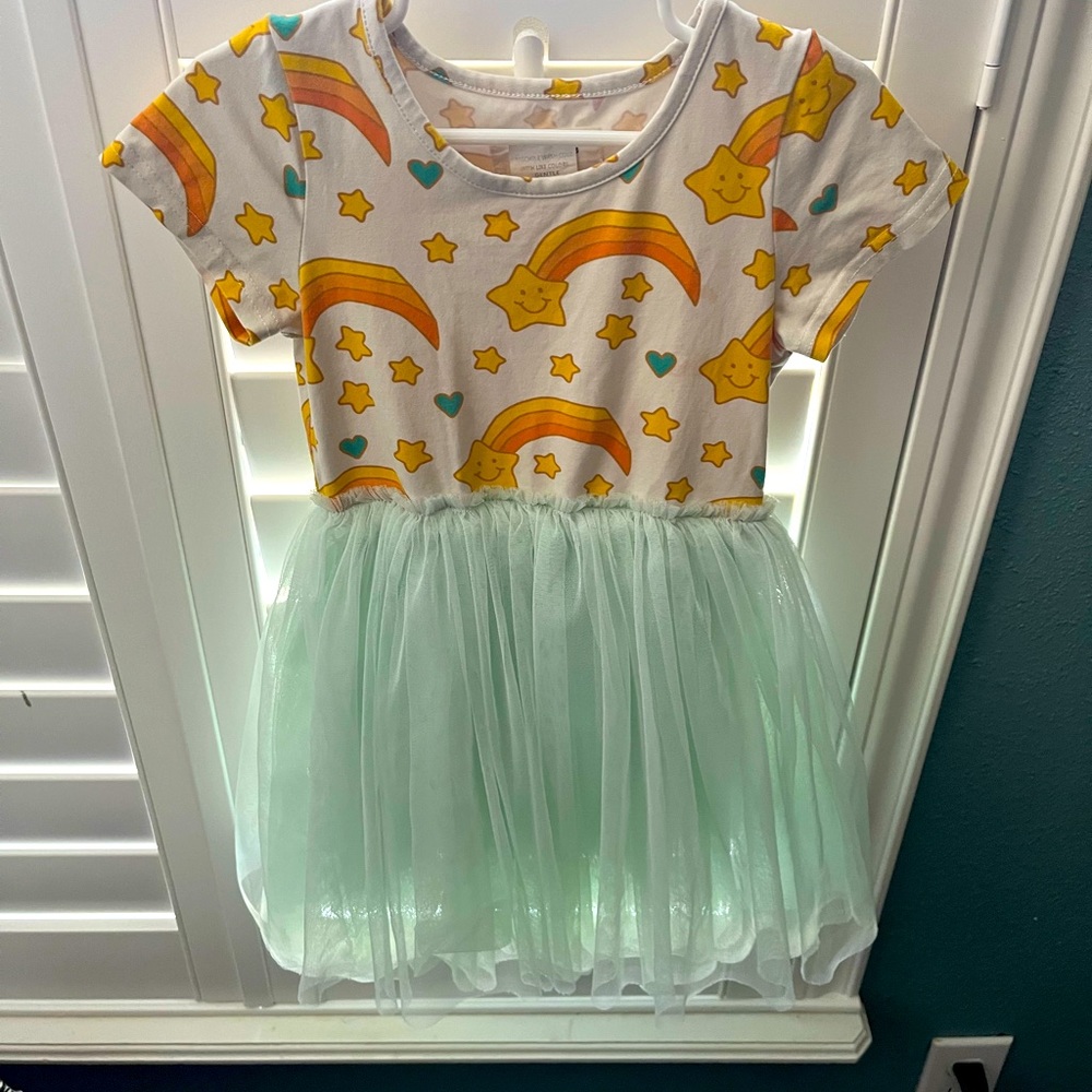 Taylor Joelle dress size 3. Smoke free pet friendly home.